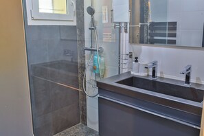 Dusch, hårtork, handdukar och tvål