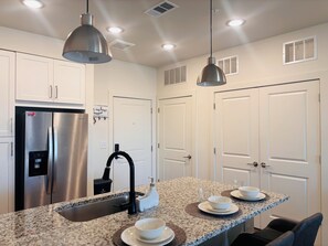 Private kitchen - Moderno Kitchen 3BR BSMT PrivateBack Entry (Lawrenceville)