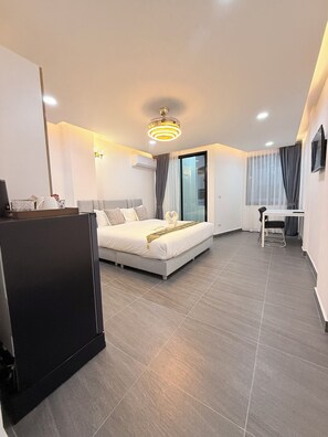 Grand Double Room | Peralatan tempat tidur premium, meja, ruang kerja komputer riba 