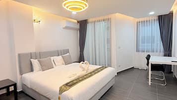 Dobbeltrom – grand | Sengetøy av topp kvalitet, skrivebord og skrivebord for bærbar PC