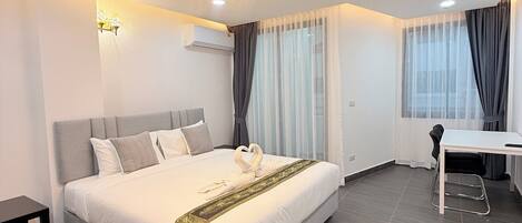 أغطية فراش متميزة ومكتب ومساحة عمل للكمبيوتر المحمول وواي فاي مجانًا