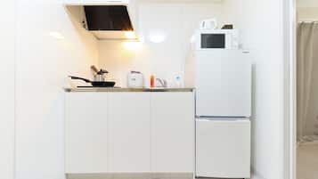 Een koelkast, een magnetron, een kookplaat, een waterkoker