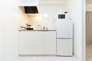 Een koelkast, een magnetron, een kookplaat, een waterkoker