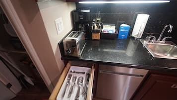 Fridge, microwave, stovetop, dishwasher