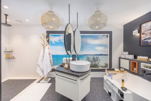 Shower, towels, soap, toilet paper - VILLA PANORAMIC SEA VIEW (180°)SAINT CAST LE GUILDO (Saint-Cast-le-Guildo)