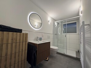 Dusche, Haartrockner, Handtücher, Toilettenpapier