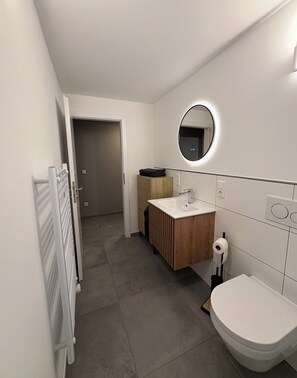 Dusche, Haartrockner, Handtücher, Toilettenpapier