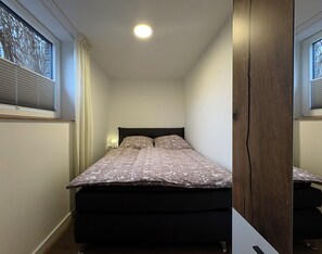 1 bedroom, WiFi, bed sheets - A little break by the forest - modern apartment (Porta Westfalica)