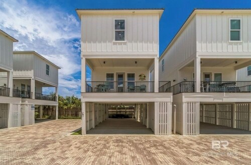 Newer Luxury 4-bedroom 4-bath cottage with community pool 2 minute walk to beach