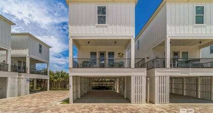 Newer Luxury 4-bedroom 4-bath cottage with community pool 2 minute walk to beach