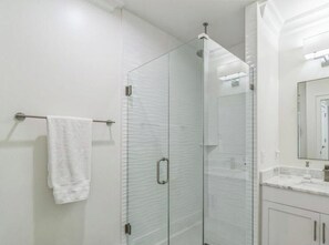 Shower, hair dryer, towels, soap - Newer Luxury 4-bedroom 4-bath cottage with community pool 2 minute walk to beach (Gulf Shores)