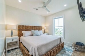 4 bedrooms, iron/ironing board, free WiFi, bed sheets - Newer Luxury 4-bedroom 4-bath cottage with community pool 2 minute walk to beach (Gulf Shores)