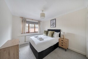 Iron/ironing board, free WiFi, bed sheets - Oxford 2 Bed Apartment inc. Parking & Balcony - Pass the Keys (Oxford)