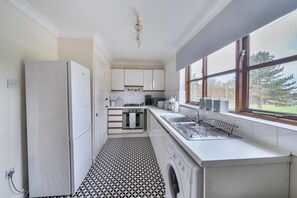 Fridge, microwave, oven, toaster - Oxford 2 Bed Apartment inc. Parking & Balcony - Pass the Keys (Oxford)