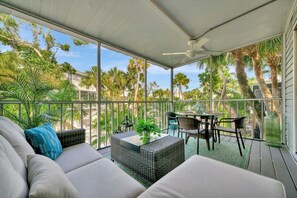 TV, books - Cheerful North Beach Getaway – Walk to Beach + Pool (Holmes Beach)