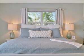 2 bedrooms, iron/ironing board, WiFi - Cheerful North Beach Getaway – Walk to Beach + Pool (Holmes Beach)