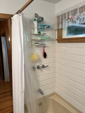Douche, sèche-cheveux, serviettes fournies, savon