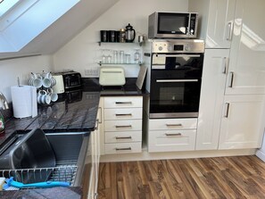 Microwave, oven, stovetop, dishwasher - Sunnyridge Cottage a modern 3 bedroom dog friendly home close to the beach (Padstow)