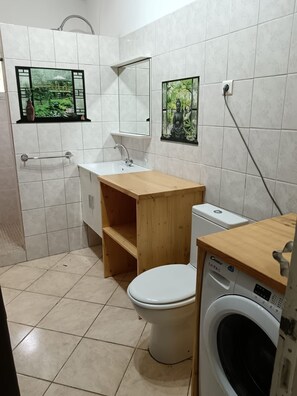 Dutxa, assecador de cabells, sabó i paper higiènic 