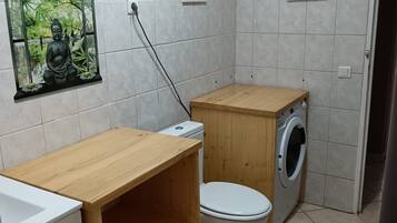 Ducha, secador de pelo, jabón y papel higiénico