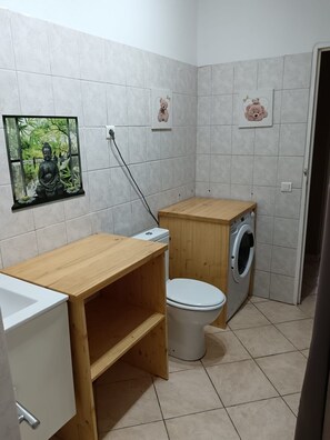 Douche, sèche-cheveux, savon, papier toilette