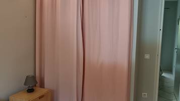 Een douche, een haardroger, zeep, toiletpapier