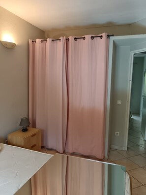 Regadera, secadora de cabello, jabón, papel de baño 