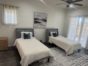 Silitysrauta/-lauta, Wi-Fi, vuodevaatteet