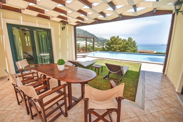 Outdoor dining - Villa Nepheli (Corfu)