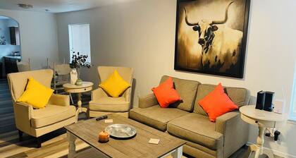 Cozy 2BR Duplex ★ AC & Heating ★ Minutes from Downtown Austin
