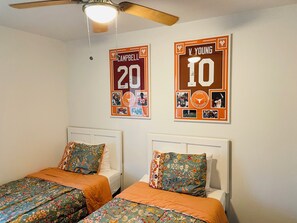 Tabla de planchar con plancha, wifi y ropa de cama 