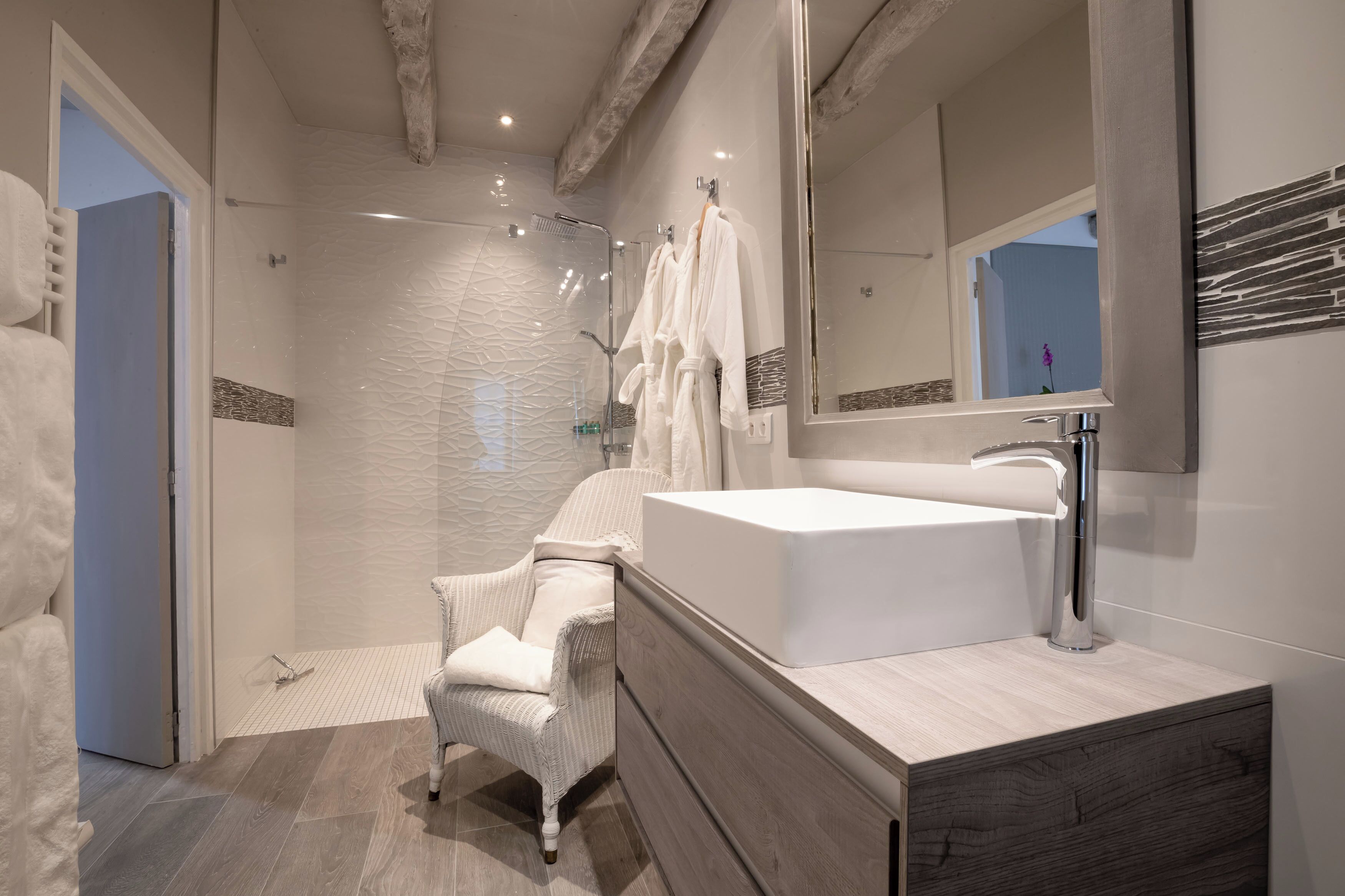 Een douche, een haardroger, handdoeken, zeep