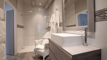 Een douche, een haardroger, handdoeken, zeep