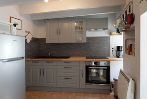 Frigorifero, microonde, forno, piano cottura