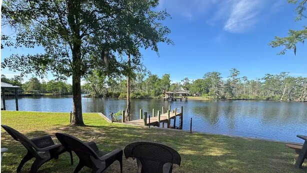 A lakeside view with a dock, chairs, and a gazebo. - Waterfront River House on Brices Creek, New Bern (New Bern)