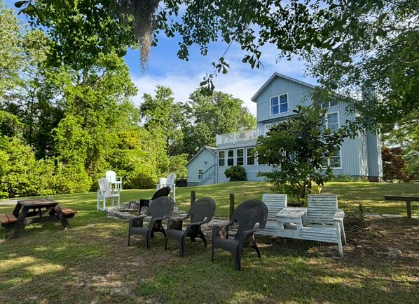 A house with a porch, outdoor seating, and a lawn. - Waterfront River House on Brices Creek, New Bern (New Bern)