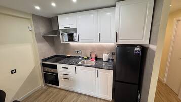 Cafetera/tetera, refrigerador, microondas, horno