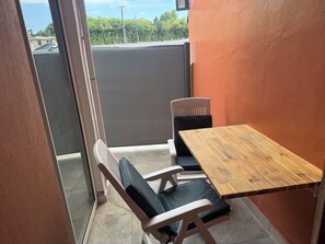 Outdoor dining - Studioterracotta (Sainte-Anne)