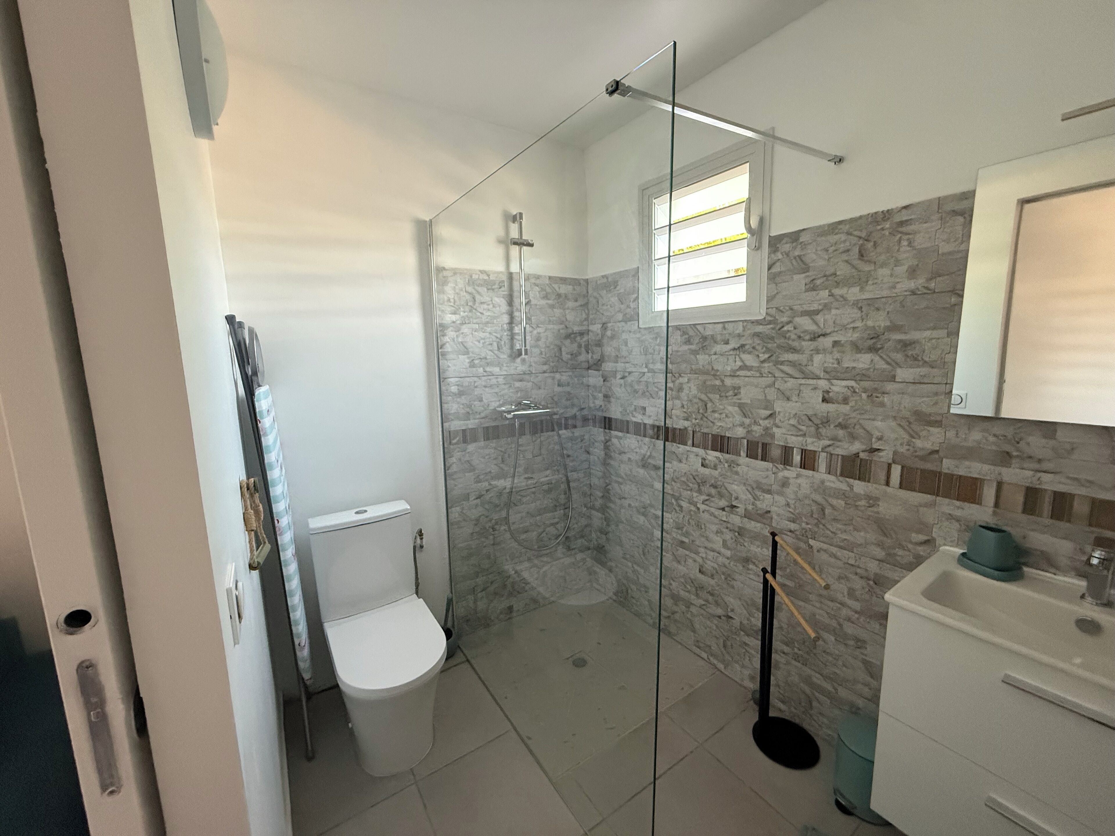 Douche, serviettes fournies, papier toilette