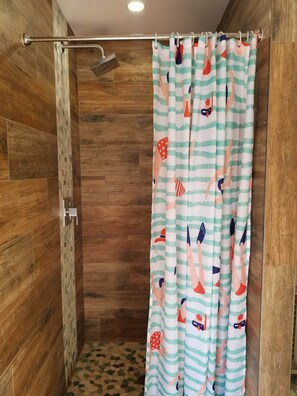 Shower, hair dryer, towels, soap - Tropical Pool Retreat + Walk to River + Pet Friendly (Fort Pierce)