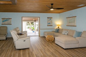 TV - Tropical Pool Retreat + Walk to River + Pet Friendly (Fort Pierce)
