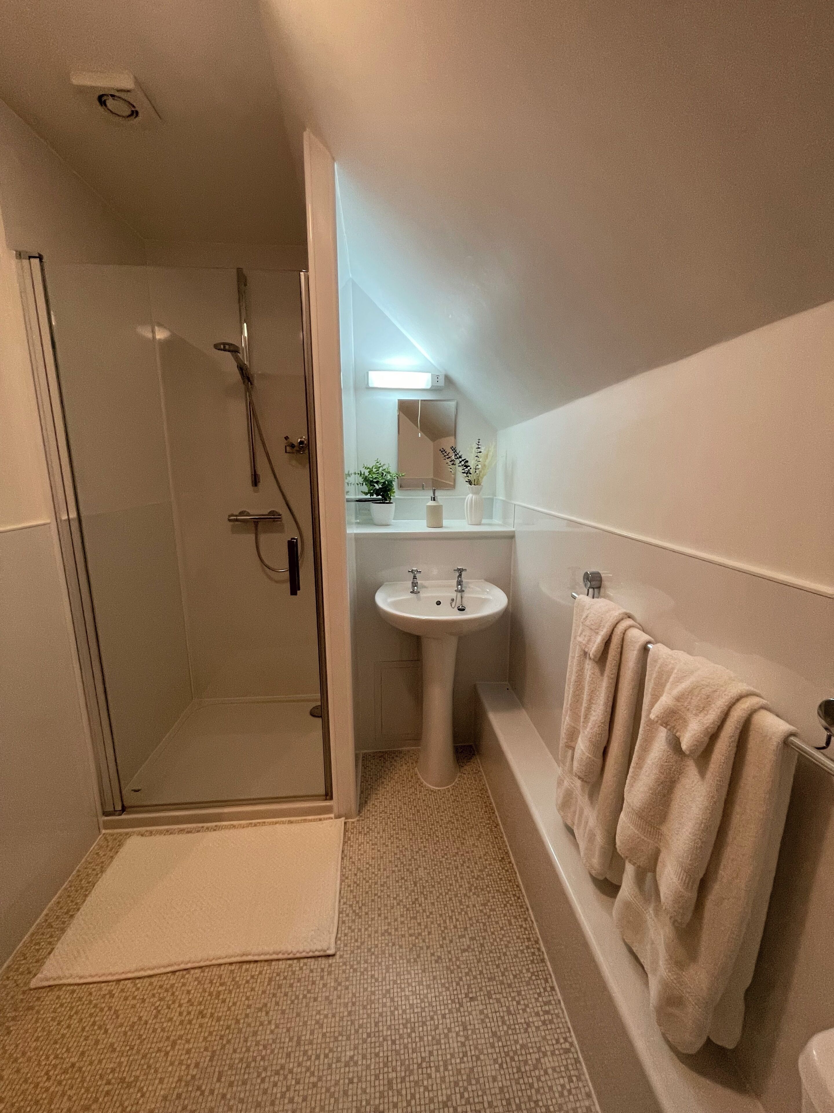 Tremannsrom – deluxe | Bad | Dusj, hårføner, håndklær og såpe