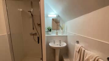 Tremannsrom – deluxe | Bad | Dusj, hårføner, håndklær og såpe