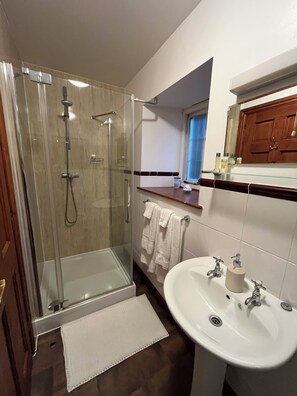 Superior Double Room | Bathroom | Hair dryer, towels, soap, shampoo - The Bateman Arms (Shobdon)