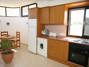 Fridge, microwave, oven, cookware/dishes/utensils - Casa Pared by Interhome (Fuerteventura/La Pared)