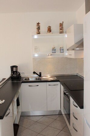 Kühlschrank, Mikrowelle, Ofen, Kochgeschirr/Geschirr/Besteck