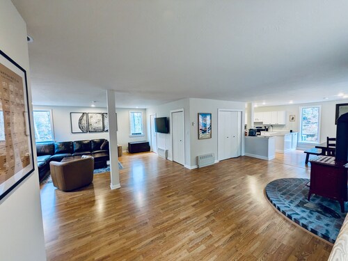 Woodsy 4 bed on 10acres. Minutes to Forest Lake, hike NH. EV Charger. Pets OK!