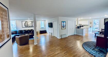 Woodsy 4 bed on 10acres. Minutes to Forest Lake, hike NH. EV Charger. Pets OK!