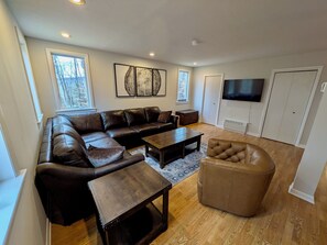 ス マートテレビ、暖炉、書庫