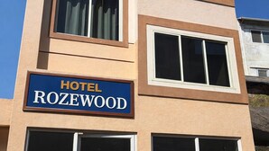 A hotel named ROZEWOOD with multiple floors and large windows. - Hotel rosewood plaza - Mahabaleshwar (Mahabaleshwar)